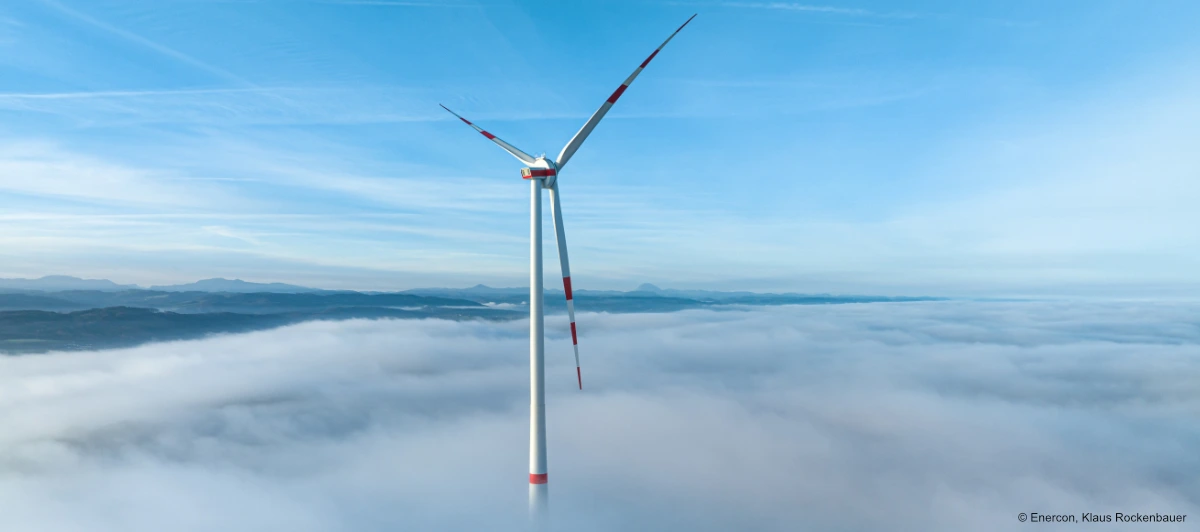 Windenergieanlage über Nebenlmeer